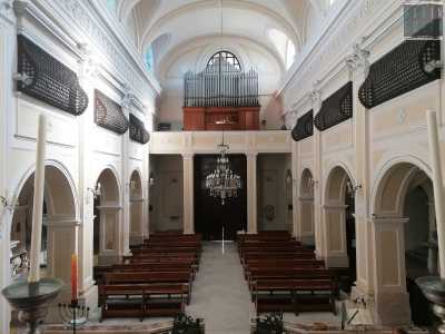 Da qui, girandoci alle nostre spalle, possiamo osservare tutto l�ambiente della chiesa e in particolare il grande organo sovrastante l�ingresso e i matronei laterali, un tempo utilizzati dalle suore per assistere alle funzioni, ma attualmente murati